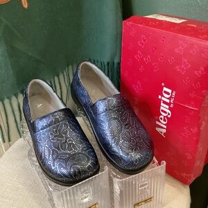 Alegria Keli Pewter Lace blue/silver clogs